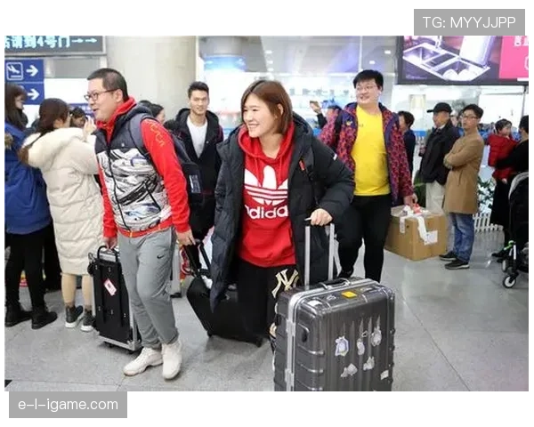 朋友群都在笑：徐嘉余的机场手提箱比我们月薪还厚